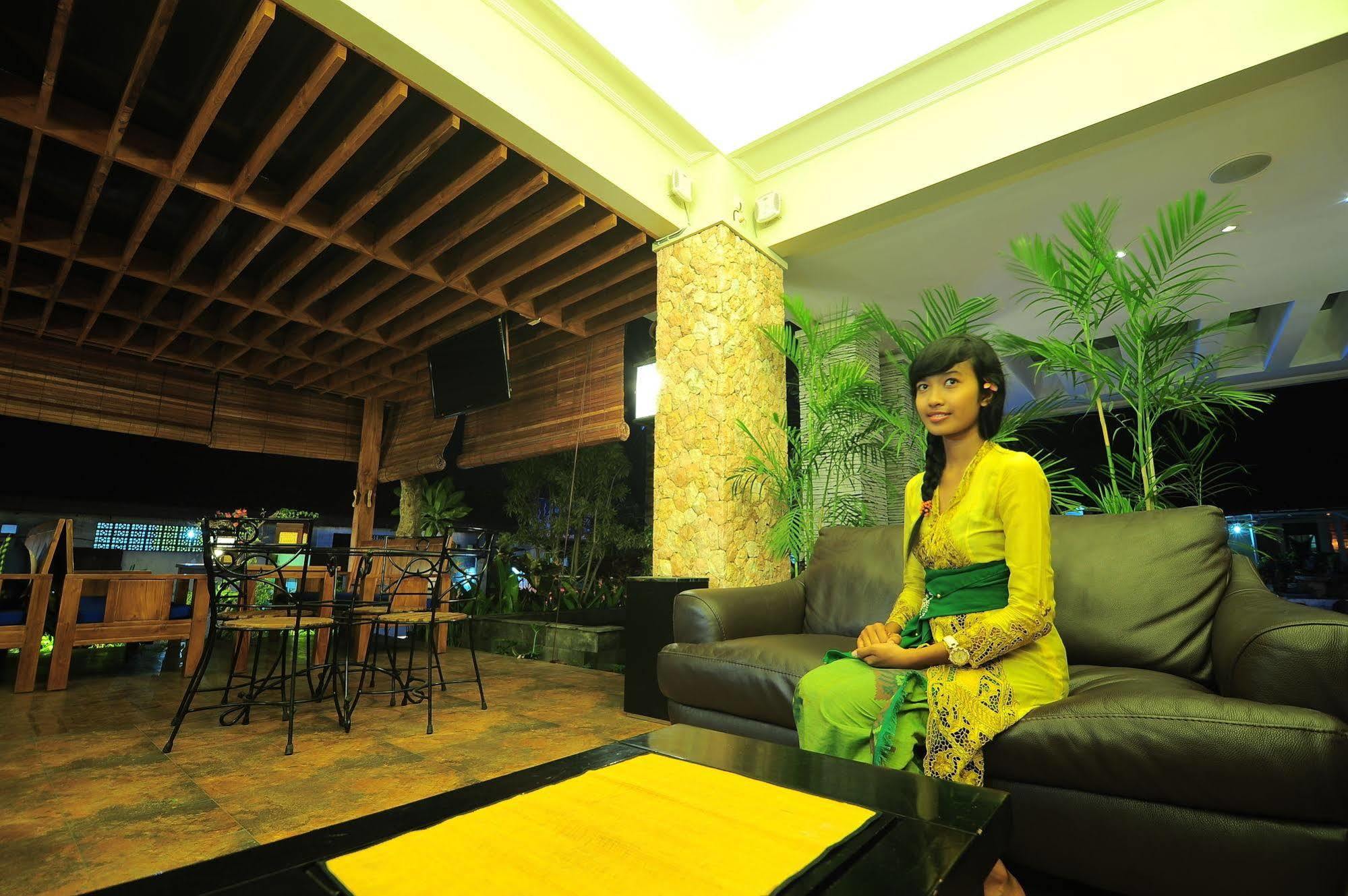 Alron Hotel Kuta Lombok Exterior foto